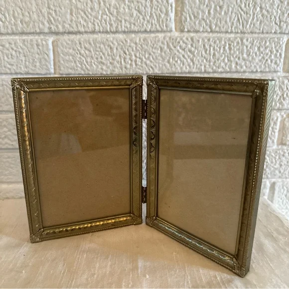 VINTAGE DANISH ORNATE GOLD BRASS BI-FOLD PICTURE FRAME 5X7 - Picture 4 of 7